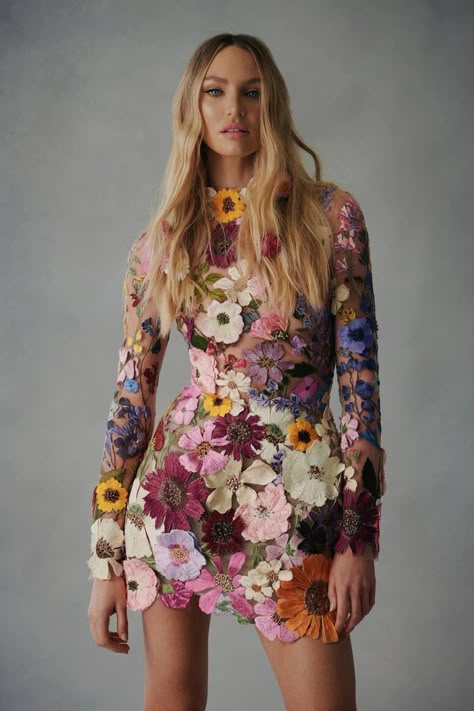 Latest Wedding Trend? Pressed flowers in Weddings! Find floral dresses, pressed flower jewelry, invitations, cakes and decor! Long Sleeve Dress Spring, Gaun Fashion, Dress Women Elegant, Backless Mini Dress, Mode Inspo, 영감을 주는 캐릭터, Urban Chic, Flower Fashion, Mode Inspiration