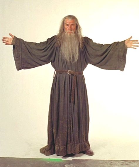 Hem and sleeve facing on OUTSIDE turned out and up Frodo Costume, Lotr Fashion, Gandalf Cosplay, Gandalf Costume, Hobbit Costumes, Lord Of The Rings Gandalf, Wizard Robe, Wizard Gnome, Hobbit Costume