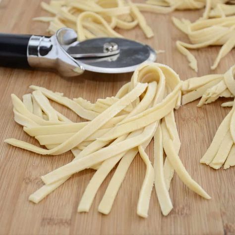 Homemade Egg Noodles Cooking Fresh Pasta, Food Noodles, Egg Noodle Recipes, Food Egg, Egg Food, Homemade Egg Noodles, Noodle Recipe, Egg Pasta, Pasta Sides