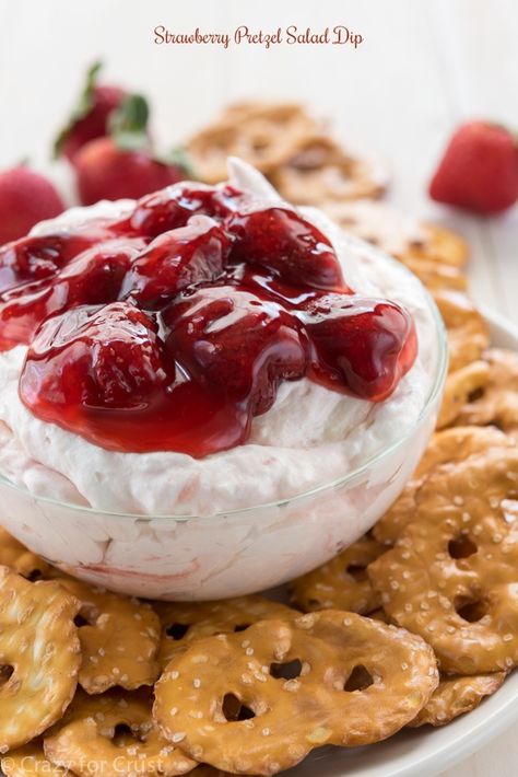 Strawberry Pretzel Salad Dip - an easy no-bake recipe turned into a sweet appetizer dip! Pretzel Salad Dip, Pretzel Dip Recipes, Salad Strawberry, Salad Dip, Dessert Dip Recipes, Food Easter, No Bake Summer Desserts, Sweet Appetizer, Recipes Strawberry