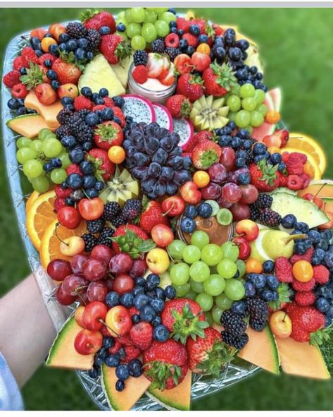 Fruit Platter For A Crowd, Big Fruit Platter, Large Fruit Tray, Fruit Charcuterie Board Ideas, Creative Fruit Tray Ideas, Body Health Tips, Fruit Charcuterie, Fruit Buffet, Fruit Board