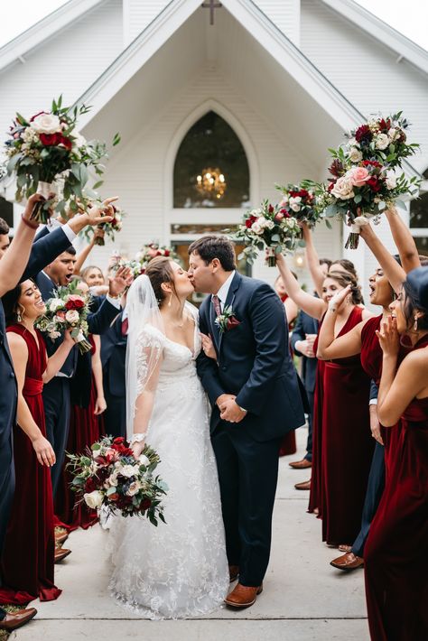 must have photo: Walking through a bridal party tunnel Wedding Party Tunnel Photo, Formal Bridal Party, Full Bridal Party Photos, Maroon Bridal Party, Bridal Party Photoshoot, Wedding Tunnels, Wedding Photos Ideas, Wedding Motif, Party Poses