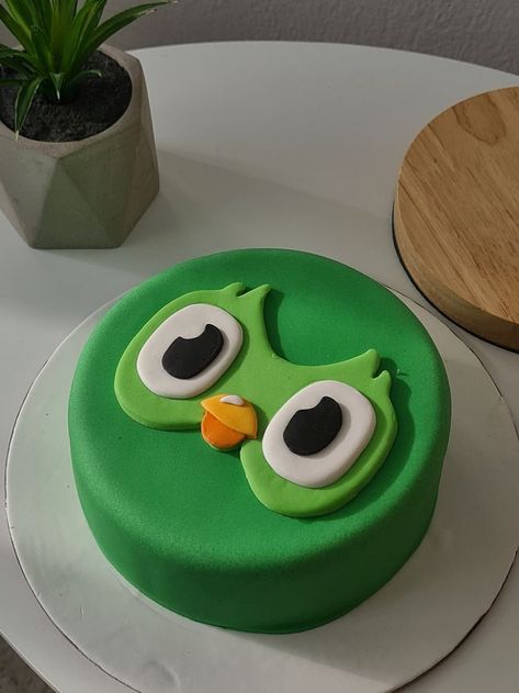 Cake Ugly Cute, Duolingo Party, Goofy Cake, Ugly Cakes, Hedgehog Cake, Cake Fails, Funny Birthday Cakes, Thessaloniki Greece, Pretty Birthday Cakes