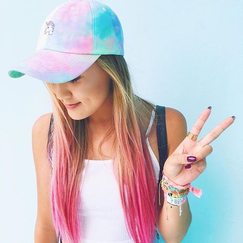 Victory with snapback Laurdiy And Alex Wassabi, Lauren Diy, Lauren Riihimaki, Alisha Marie, Famous Youtubers, Love Lauren, White Baseball Cap, Unicorn Hair, Celebrity Dads