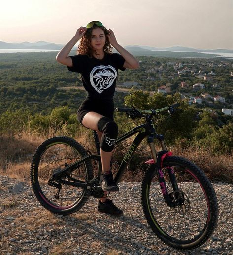 Mountain Bike Outfit Woman, Biking Outfit Women, Mtb Outfit, Mountain Biking Outfit, Cycling Aesthetic, Mtb Women, Mtb Girl, Bicycle Chic, Mountain Biking Women