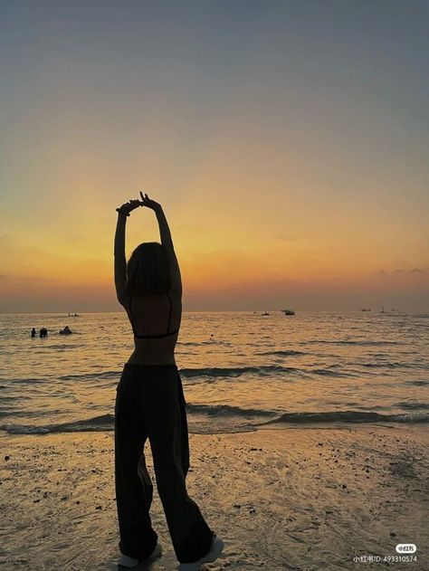 Beach Sunset Poses Photo Ideas, Beach Photo Inspiration, Ootd Poses, Beach Instagram Pictures, Travel Pictures Poses, Beach Pictures Poses, Beach Photography Poses, Photo Editing Tricks, Best Photo Poses