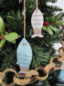 The Quintessential Magpie: A Coastal Christmas: Part II Tree Ornaments Ideas, Christmas Tree Ornaments Ideas, Fishing Ornaments, String Ornaments, Fishing Christmas Tree, Nautical Christmas Tree, Nautical Christmas Ornaments, Beach Christmas Decorations, Ornaments Ideas