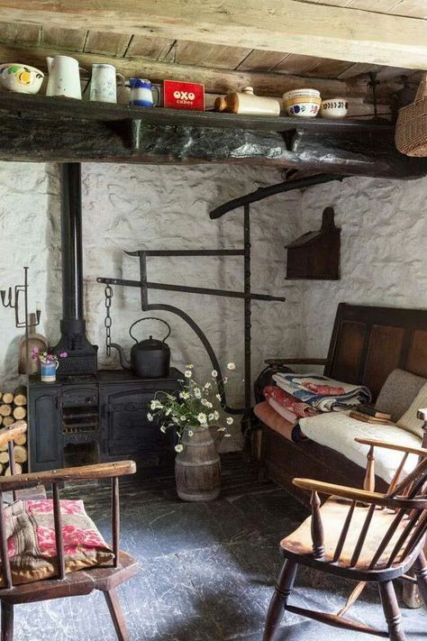 ★ℒ ★ Old Fashioned Living, Irish Cottage Interiors, Fireplace Seating, Deco Champetre, Inglenook Fireplace, Irish Cottage, Cottage Living Rooms, Cottage Interior, Farmhouse Kitchen Design