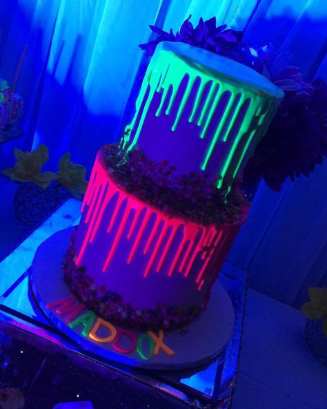 Chrissy🌸 on Instagram: “💕💚Glow In the Dark Drip Cake 💚💕 Swipe Left ◀️To View all The Details◀️. #dripcake #baker #cakeboss #nycbaker #glowcake #dripglowcake…” Glow In The Dark Birthday Cake, Glow In The Dark Cake, Neon Birthday Cakes, Dark Cake, Neon Cake, Dark Birthday, Neon Cakes, Glow In Dark Party, Neon Birthday Party