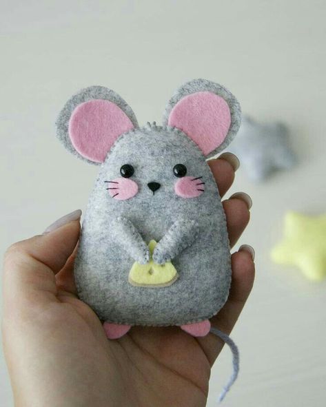 Diy Felt Christmas Ornaments, Felt Kids, Felt Craft Projects, Mouse Crafts, Felt Crafts Patterns, Cute Sewing Projects, Felt Crafts Diy, Sewing Stuffed Animals, Felt Mouse