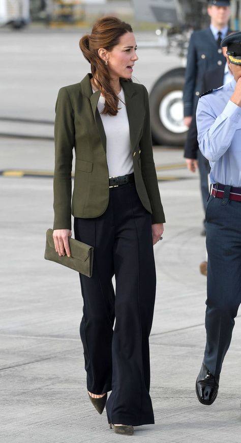 Kate Middleton swapped skinny jeans for wide-leg pants Ducesa Kate, Kate Middleton Style Outfits, Düşes Kate, Looks Kate Middleton, Estilo Kate Middleton, Kate Middleton Outfits, Middleton Style, Pant Trends, Kate Middleton Style