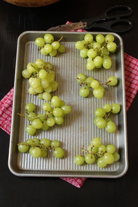 How To Serve Grapes At A Party, Easy Fruit Tray, Grape Appetizers, How To Store Strawberries, Pretty Fruit, Fruit Platters, Catering Food Displays, Kids Juice, Bunch Of Grapes