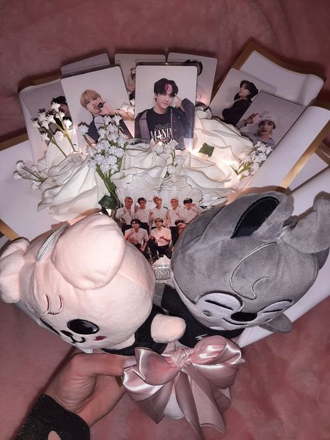 #skz #skzooplush #straykids #gifts #diy #cute #crafting #kpop Kpop Fan Gift Ideas, Kpop Gift Basket, Skzoo Bouquet, Stray Kids Bouquet, Diy Kpop Crafts Skz, K Pop Bouquet, Diy Kpop Gifts, Skz Bouquet, Skz Birthday Party Ideas