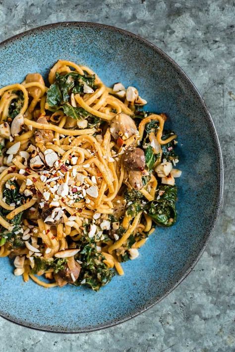 Kale Sauce, Noodles With Mushrooms, Noodles With Tofu, Spicy Peanut Noodles, Fry Noodles, Quick Vegetarian Meals, Peanut Noodles, Spicy Peanuts, Bowl Food