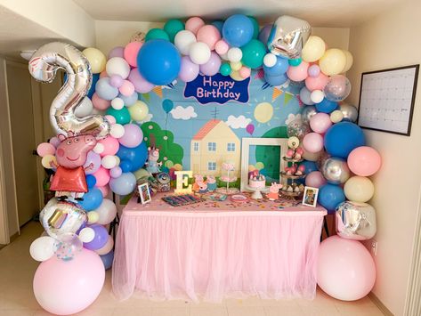 Peppa Pig birthday dessert table with balloon arch Peppa Birthday, Peppa Pig Dessert Table, Peppa Pig Bday Decorations, Peppa Balloons, Peppa Birthday Party, Peppa Balloon Decoration, Peppa Pig 2nd Birthday Party For Girl, Peppa Pig Balloon Arch, Peppa Pig Party Table