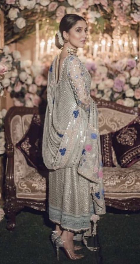 The neck and dupatta style Mukaish Suits Pakistani, Embroidery Designs Indian, Mukaish Dupatta, Lehenga Sari, Tunic Kurti, Dupatta Style, Pakistan Dress, Shadi Dresses, Pakistani Formal Dresses