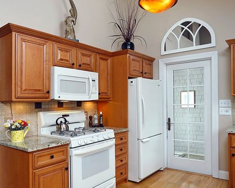 Kitchen With White Appliances, Wood Cabinet Kitchen, White Kitchen Appliances, Off White Kitchens, Diy Kitchen Renovation, Maple Cabinets, White Appliances, Kitchen Transformation, Cabinet Kitchen