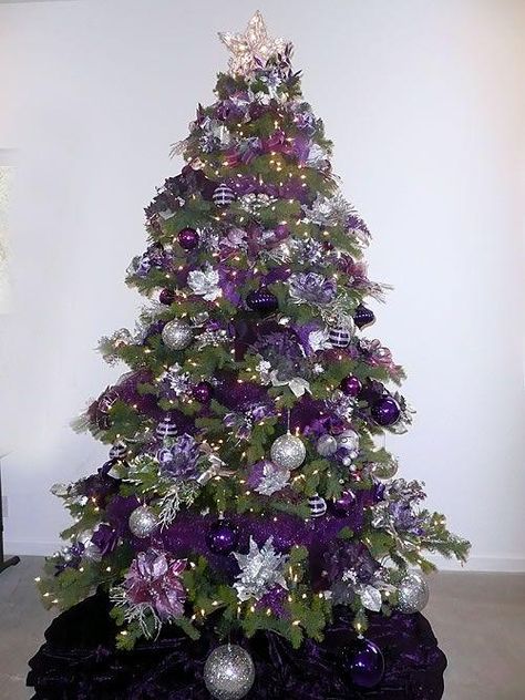 Christmas Tree Trimming, Christmas Tree Decorated, Purple Christmas Tree, Rose Gold Christmas, Silver Christmas Tree, Christmas Memories, Purple And Silver, Purple Christmas, Beautiful Christmas Trees