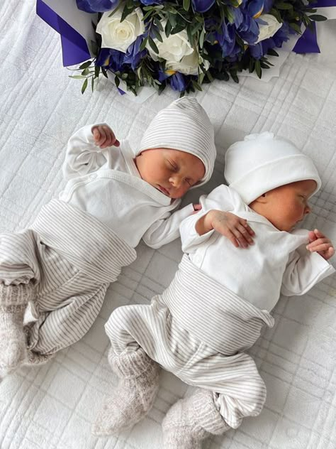 Twin Girls Aesthetic, Twin Bond, Twin Aesthetic, Twin Babies Pictures, Twins Aesthetic, Twin Baby Gear, Twin Baby Photos, Newborn Family Pictures