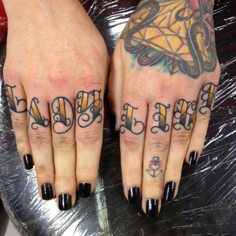 Lady Like Knuckle Tattoos For Women, Traditional Tattoo Lettering, Knuckle Tats, Crown Hand Tattoo, Simple Girl Tattoos, Image Tattoo, Girl Finger Tattoos, Knuckle Tattoo, Hand Tattoo Images