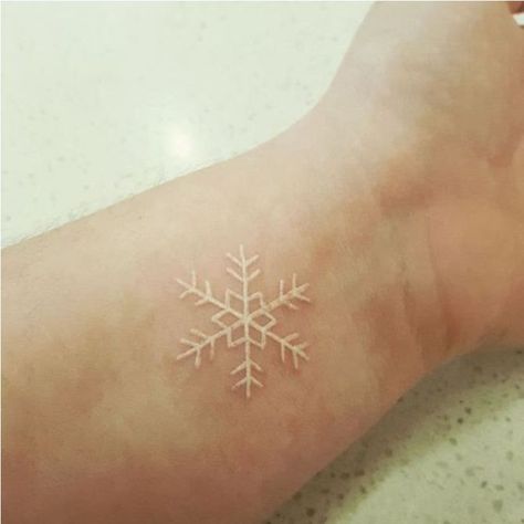 White Tattoo Snowflake Snowflake Tattoo, Snow Tattoo, Snow Flake Tattoo, Petit Tattoo, Tattoo Themes, White Ink Tattoo, Wrist Tattoos For Guys, Tegucigalpa, Geniale Tattoos