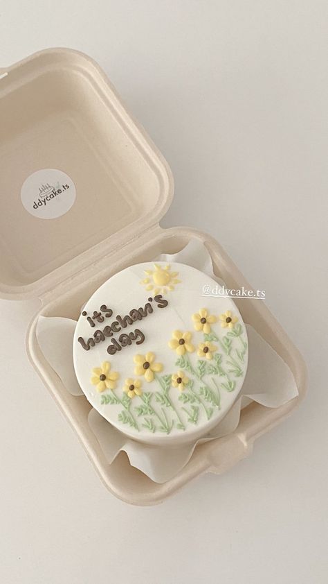 Bento Cake Korea, Cake Hari Guru Aesthetic, Kue Bento Cake Aesthetic, Bento Cake Design Aesthetic, Bento Cakes Ideas, Design Bento Cake, Korean Cake Aesthetic, Bento Cake Aesthetic, Korean Bento Cake