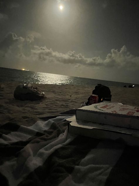 Beach At Night With Boyfriend, Beach Dates Aesthetic, Beach Night Couple, Late Night Beach Date, Beach Night Date, Night Beach Picnic, Summer Date Aesthetic, Beach Date Aesthetic, Beach Moonlight