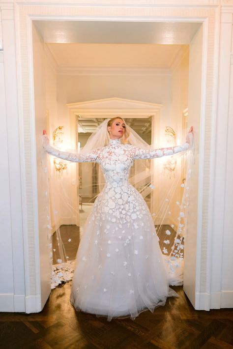 Paris Hilton Wedding Dress, Paris Hilton Wedding, High Neck Corset, Wedding Dress High Neck, Paris Hilton Dress, Hilton Wedding, Wedding Dress Beautiful, Marchesa Dress, Susie Cooper