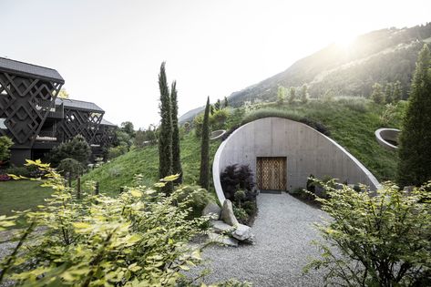 Water Well House, Green Facade, Landscape Structure, Indoor Outdoor Pool, Living Modern, Zaha Hadid Architects, Exposed Concrete, Contemporary Garden, South Tyrol