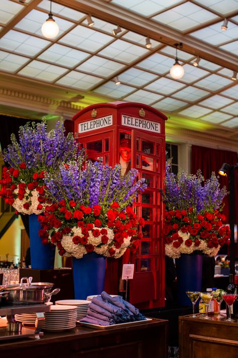 Red, white, and blue. The 60's British invasion influenced this event's decor. #mccallssf #mccallscatering #mccallsfloral #sanfranciscocityhall #eventdecor #SFCity_Hall London Theme Decor, British Invasion Party, London Wedding Theme, Auction Centerpieces, London Theme Parties, Beatles Themed Party, British Themed Parties, Event Aesthetic, England Party