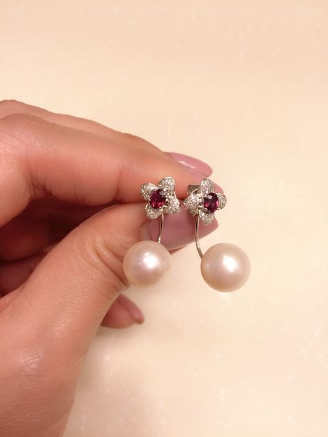 Ruby and diamond stud earrings with removable south sea pearls. You can wear it two different ways !! Quinceanera Jewelry, Antique Accessories, Jewelry Drawing, Sparkly Things, Jewelry Pearl, Silver Jewelry Fashion, Ear Rings, Diamond Stud Earrings, South Sea Pearls