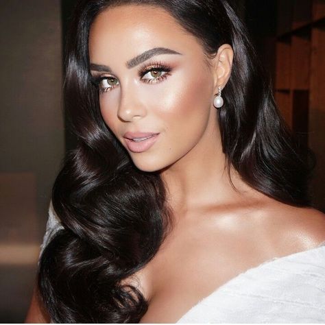 Glowing bridal makeup inspiration with hair down for wedding Bridal Hair And Makeup Brunette, Hollywood Glam Wedding Hair, Glam Wedding Hair, Brunette Bride, Hollywood Glam Wedding, Best Wedding Makeup, Bridal Makeup Natural, Wedding Makeup Looks, Braut Make-up