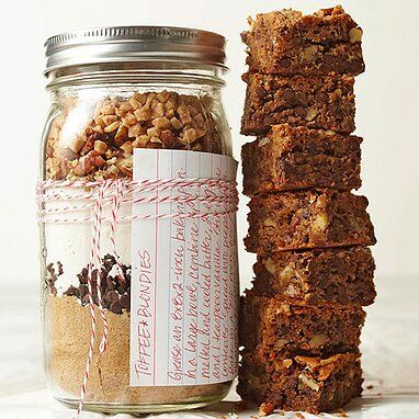 Toffee Blondies in a Jar Mason Jar Cookies Mix, Best Food Gifts, Mason Jar Desserts, Mason Jar Cookies, Diy Food Gifts, Homemade Food Gifts, Dessert In A Jar, Christmas Food Gifts, Mason Jar Meals