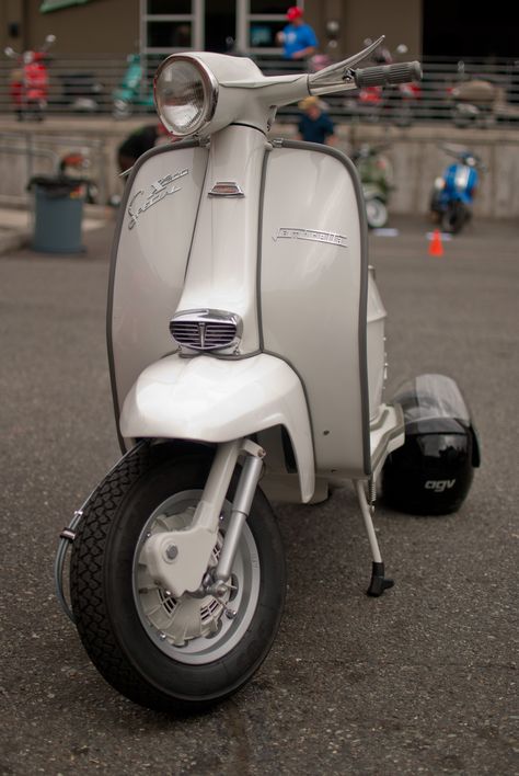 White Scooter, Classic Scooter, Vintage Scooter, Lambretta Scooter, Vespa Lambretta, Vespa Scooters, Italian Beauty, Motorcycle Riders, Italian Women