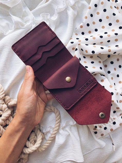 Handmade Leather Wallet Women, Leather Wallet Women's, Small Wallets For Women, Crea Cuir, Leather Women Wallet, Leather Wallet Design, Diy En Cuir, Leather Wallet Women, Woman Wallet