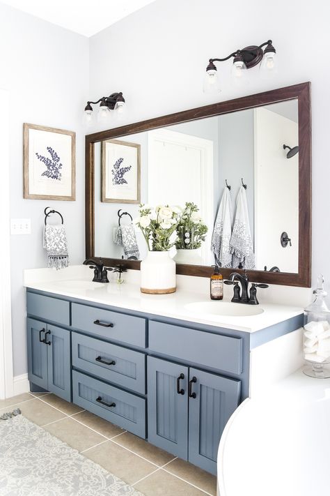 A plain, builder grade bathroom is transformed in just 48 hours. Check out the easy DIYs and charming farmhouse details. Rustic Master Bath, Small Farmhouse Bathroom, Farmhouse Bathroom Design, Farmhouse Bathroom Decor Ideas, Bathroom Makeovers, Farmhouse Bathroom Vanity, Bad Inspiration, Modern Farmhouse Bathroom, Farmhouse Bathroom Decor