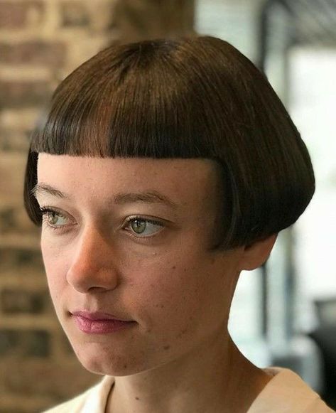 Nice little micro bob suitable for most Really Short Bob With Bangs, Mushroom Bangs, Really Short Bangs, Very Short Bob With Bangs, Bob With Micro Bangs, Super Short Bob Hairstyles, Really Short Bob, Micro Bob, Womens Bob Hairstyles