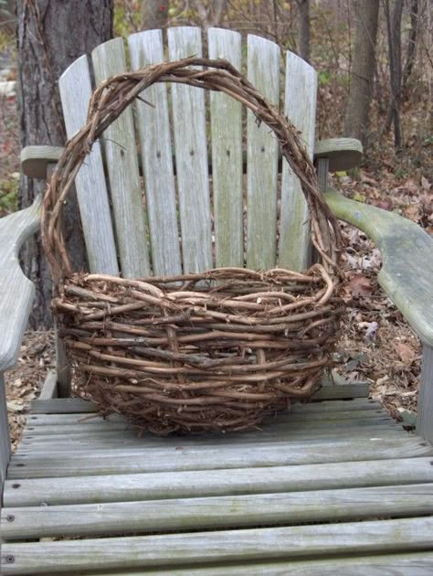 Details steps found at this site for making a basket from grape vines.  Looks easy enough... Grape Vine Crafts, Grapevine Basket, Twig Crafts, Making Baskets, Basket Tutorial, Basket Weaving Diy, Basket Weaving Patterns, Willow Weaving, Basket Making