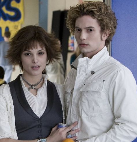 Alice and Jasper Cullen Twilight Cullens, Jasper Cullen, Jasper Twilight, Alice And Jasper, Easy Dragon Drawings, Twilight Outfits, Jackson Rathbone, Jasper Hale, Twilight Saga Series