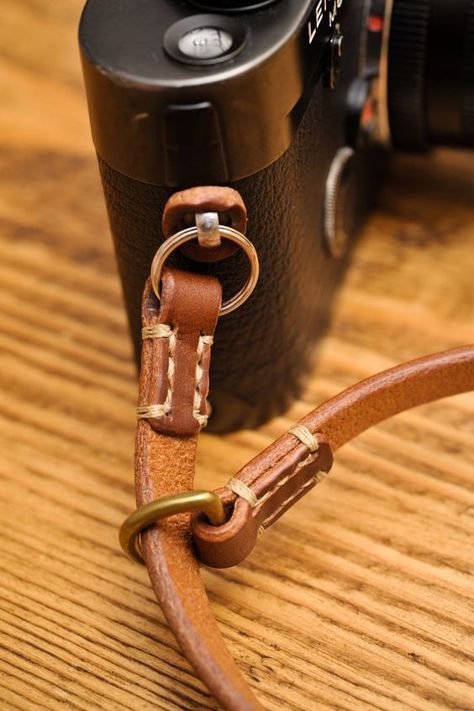 Leather Camera Strap Diy, App Photos, Vintage Camera Strap, Camera Neck Strap, Diy En Cuir, Camera Wrist Strap, Leather Photo, Leather Camera Strap, Canvas Leather Bag