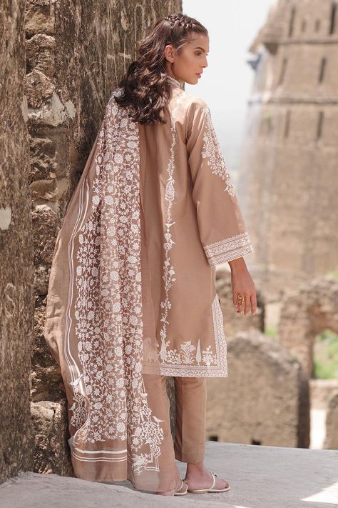 Semi-stitched Beige Dabka Lawn Suit, Saniya Maskatiya, Semi-stitched Beige Lawn Suit With Intricate Embroidery, Semi-stitched Beige Kurta With Intricate Embroidery, Sania Maskatiya Formal, Saniya Maskatiya Casual, Shalwar Kameez Pakistani, Indian Outfits Lehenga, Fancy Sarees Party Wear