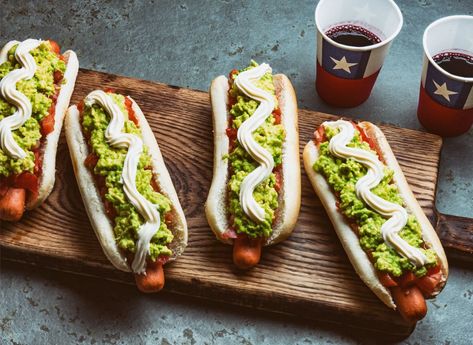 Qué es y cómo hacer un Completo Chileno , Cómo hacer un completo chileno, una variante del hot dog americano, con pan de hot dog o completo, salchicha, aguacate, tomate y mayonesa. Chilean Food, Chilean Recipes, Popular Dishes, Anthony Bourdain, Exotic Food, Snacks Für Party, American Food, Hot Dog Buns, Poets