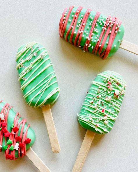 Christmas Cake Popsicles, Cake Pops Tutorial, Holiday Fruit Cake, Fun Cake Pops, Cake Popsicles, Sparkle Cake, Holiday Fruit, Decorating Frosting, Snowman Cake