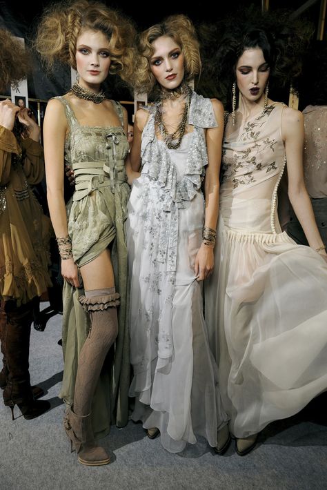 Christian Dior Fall Winter 2010 Steampunk Mode, Art Nouveau Fashion, Grey Evening Dresses, Bead Flowers, Dior Couture, John Galliano, Halloween Disfraces, Mode Outfits, Couture Fashion