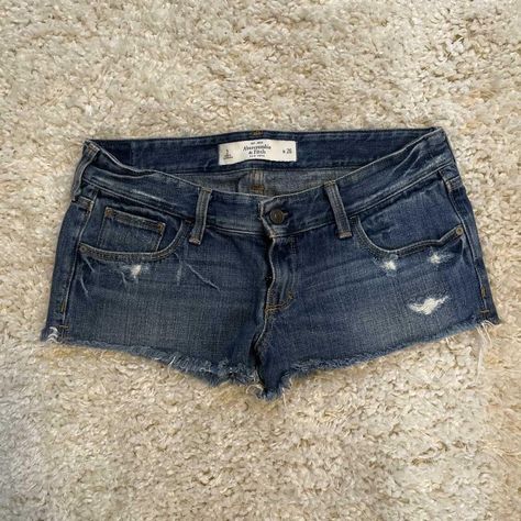 Low Rise Size 2 (26) Denim Shorts! Brand New Condition Infinite Money, Low Cut Jeans, Low Rise Denim Shorts, Obx Dr, Low Rise Jean Shorts, Shorts Low Rise, Denim Shorts Outfit, Vintage Denim Shorts, Outfit Inspired