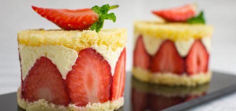 Individual Elderflower Fraisier Cakes | Ultimate Summer Dessert Fraisier Cake, Cupcake Cake, Fruit Desserts, Summer Desserts, Just Desserts, Chocolate Cookie, Tupperware, Tray Bakes, White Chocolate