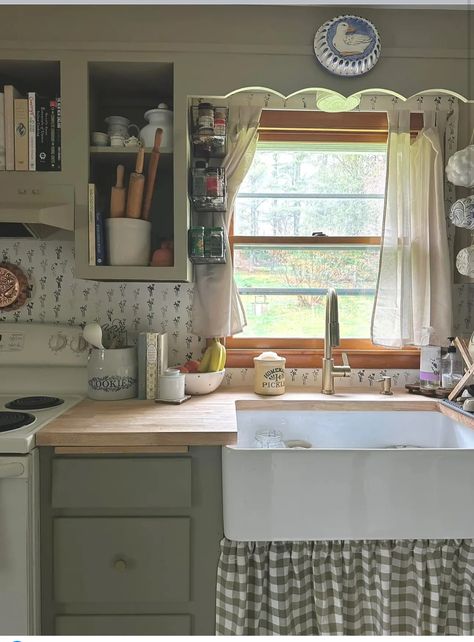 Small Old House Decor, How To Decorate An Old House, Grandmas Kitchen Aesthetic, Grandma Core Kitchen, Grandma Kitchen Aesthetic, Cozy Grandma House, Southern Grandma Aesthetic, Grandma Home Aesthetic, Cozy Grandma House Aesthetic