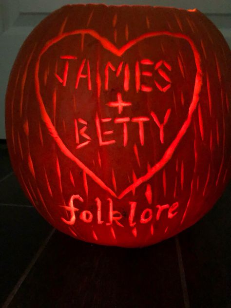 Taylor Swift Pumpkin Carving, Taylor Swift Pumpkin, Cute Painted Pumpkin Ideas, Pumpkin Inspo, Carpenter Outfits, Halloween Pumpkin Crafts, Creative Pumpkin Painting, Cute Pumpkin Carving, Iconic Celebrities