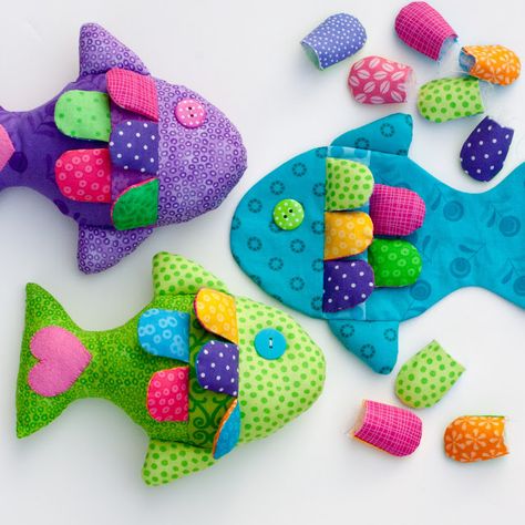 .: August 16 - Little Fishy Pattern and Tutorial Sewing Toys For Baby, Sewing Baby Toys, Fabric Toys Diy, Stuffed Fish, Gifts To Sew, Toys To Make, Fabric Toys, Leftover Fabric, Sewing Toys