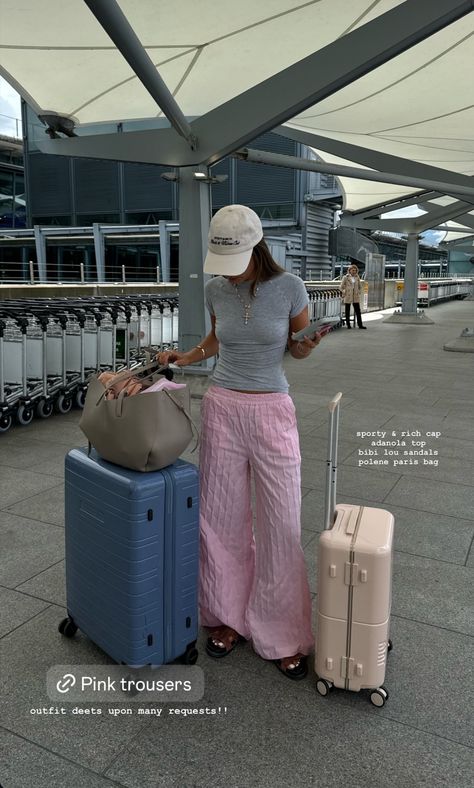 Plane Outfit Airport Style Comfy, Airport Style Comfy, Plane Outfit Airport Style, Summer Airplane Outfit, Classy Airport Outfit, Comfy Airport Outfit, Airport Outfit Summer, Airport Travel Outfits, Flight Outfit